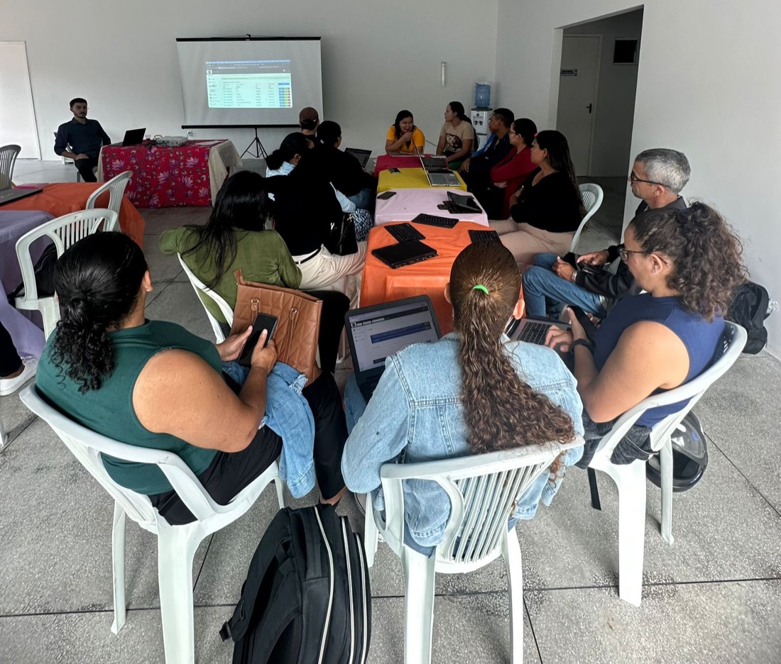 Servidores em capacitação prática